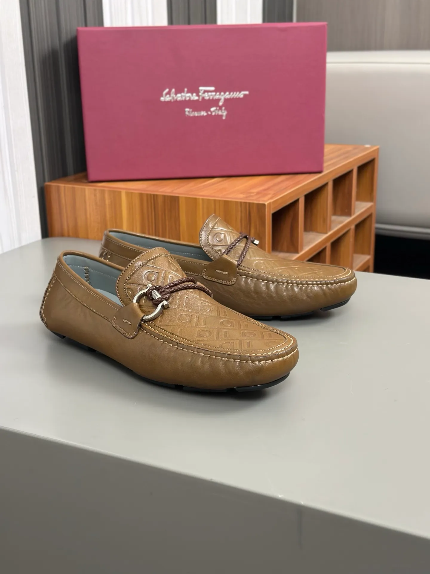 Batch 840, original order quality, new counter model, Ferragamo handmade men's driving shoes, bean shoes, slip-on shoes, lazy shoes, exquisite hand-stitching, workmanship details comparable to counters, original rubber outsole, imported cowhide from Italy, pressed water corrugated water-dyed cowhide lining, 39-44 large quantities in stock (38, 45 custom-made, non-refundable)